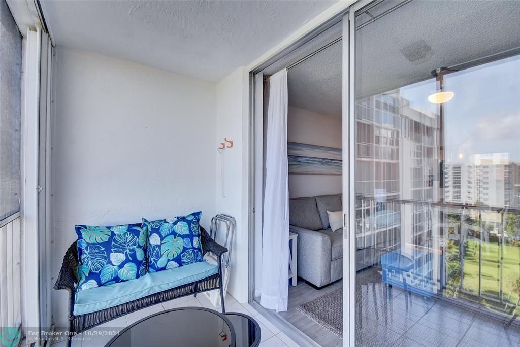 Active With Contract: $349,000 (1 beds, 1 baths, 734 Square Feet)