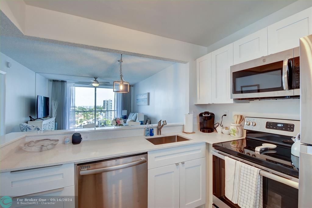 Active With Contract: $349,000 (1 beds, 1 baths, 734 Square Feet)