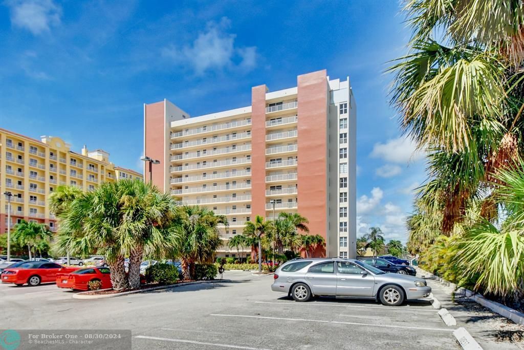 Active With Contract: $349,000 (1 beds, 1 baths, 734 Square Feet)