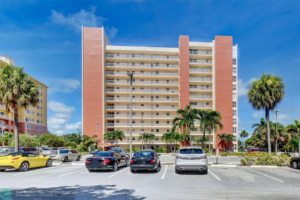 Active With Contract: $349,000 (1 beds, 1 baths, 734 Square Feet)