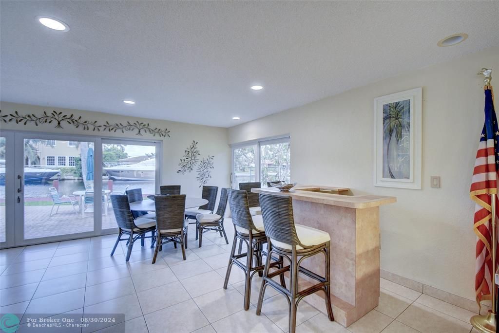 Active With Contract: $349,000 (1 beds, 1 baths, 734 Square Feet)