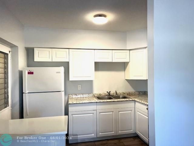 For Rent: $2,200 (2 beds, 1 baths, 750 Square Feet)