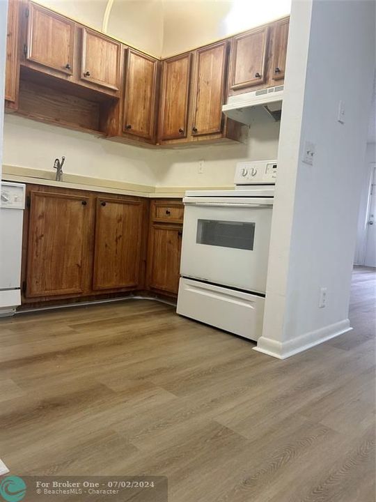 For Rent: $1,800 (2 beds, 1 baths, 812 Square Feet)