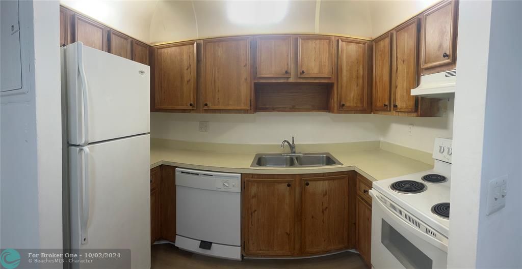 For Rent: $1,800 (2 beds, 1 baths, 812 Square Feet)