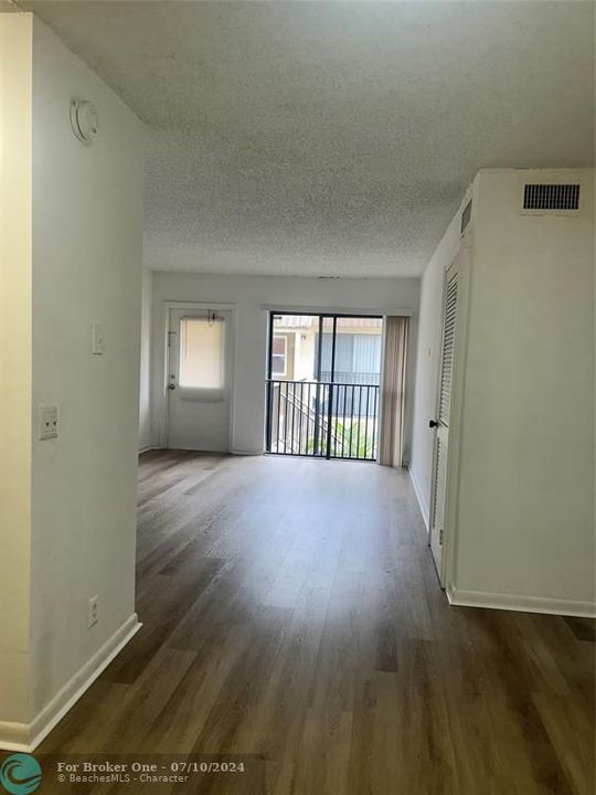 For Rent: $1,800 (2 beds, 1 baths, 812 Square Feet)