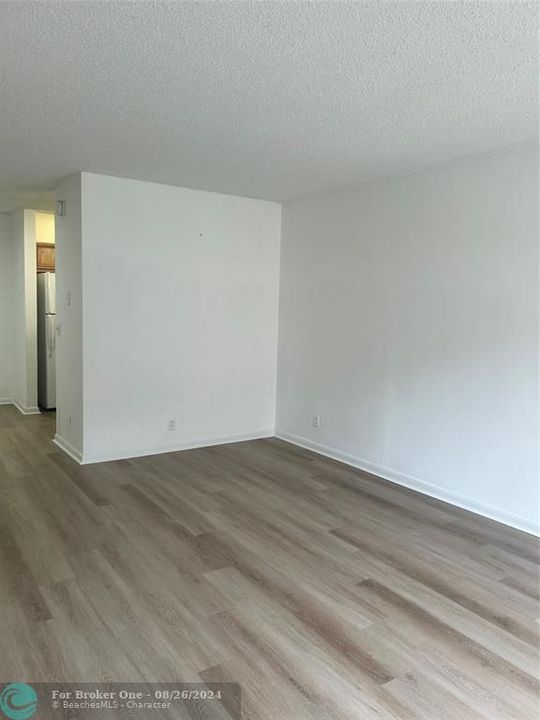 For Rent: $1,800 (2 beds, 1 baths, 812 Square Feet)