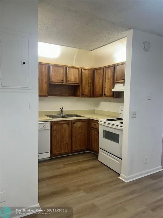 For Rent: $1,800 (2 beds, 1 baths, 812 Square Feet)