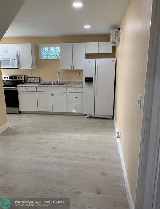 Active With Contract: $2,100 (1 beds, 1 baths, 0 Square Feet)