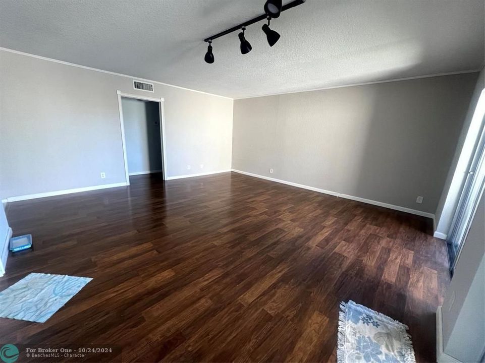 Recently Rented: $2,100 (2 beds, 2 baths, 1080 Square Feet)