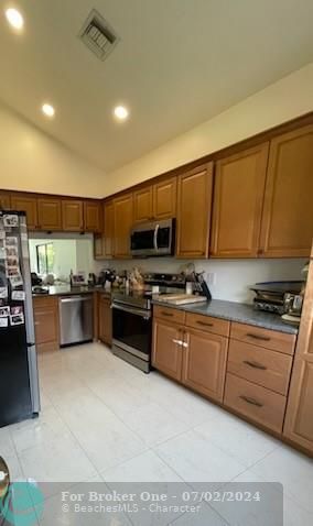 Active With Contract: $3,800 (3 beds, 2 baths, 1641 Square Feet)