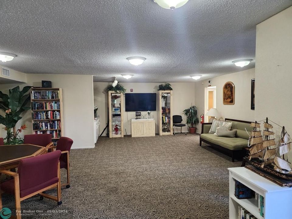 For Sale: $350,000 (1 beds, 1 baths, 824 Square Feet)