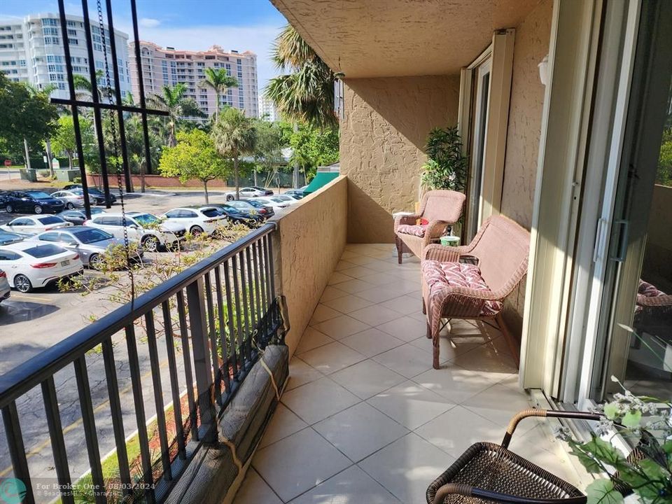 For Sale: $350,000 (1 beds, 1 baths, 824 Square Feet)