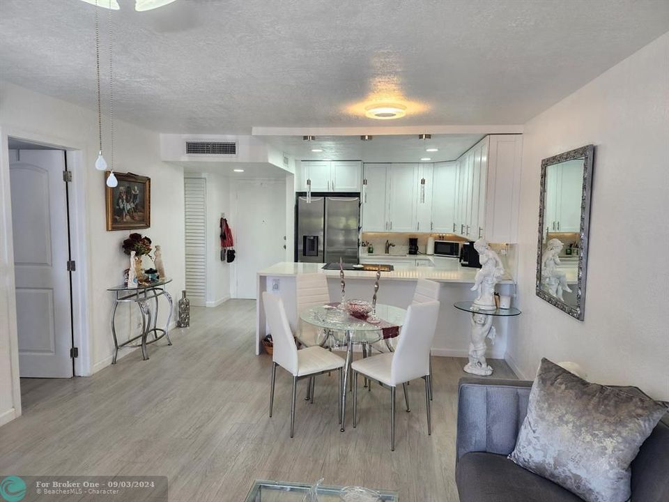 For Sale: $350,000 (1 beds, 1 baths, 824 Square Feet)