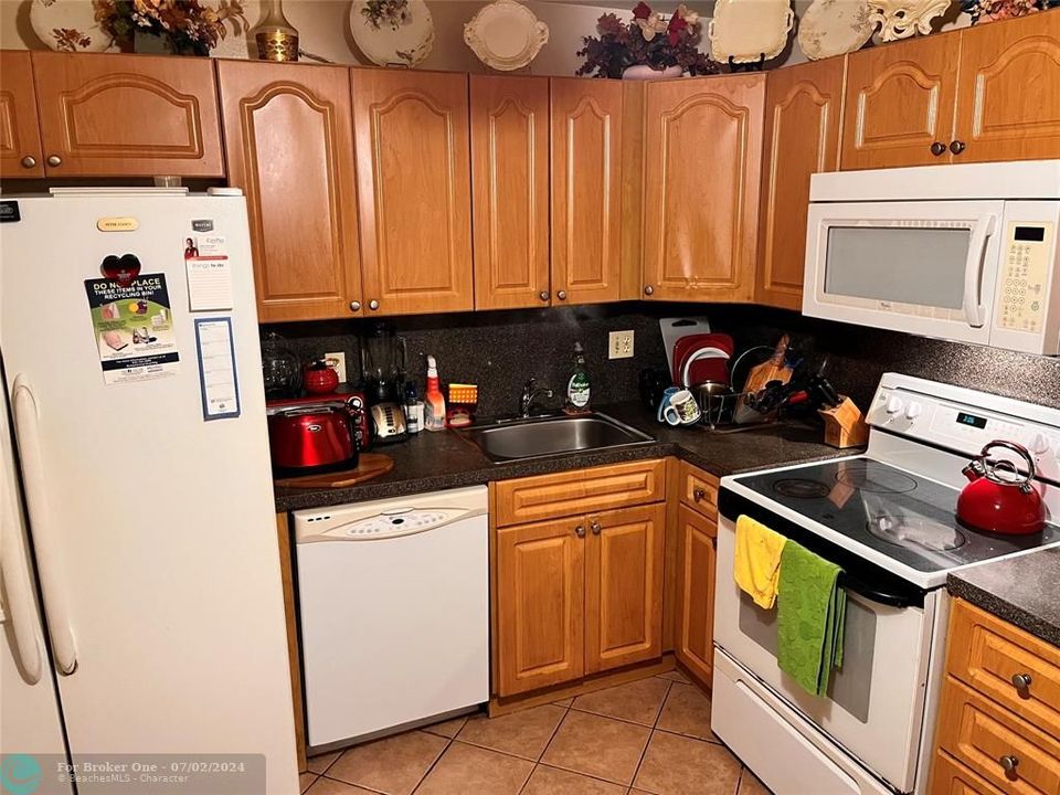 For Sale: $114,900 (1 beds, 1 baths, 928 Square Feet)