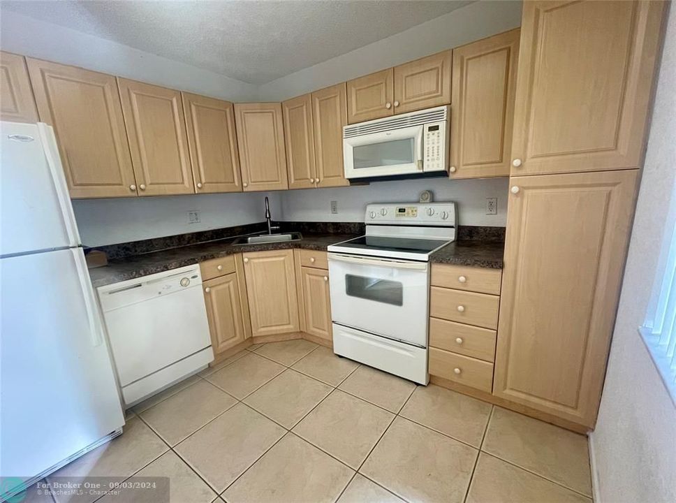 For Rent: $1,700 (1 beds, 1 baths, 718 Square Feet)