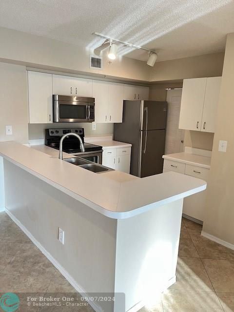 For Rent: $2,400 (2 beds, 2 baths, 1124 Square Feet)