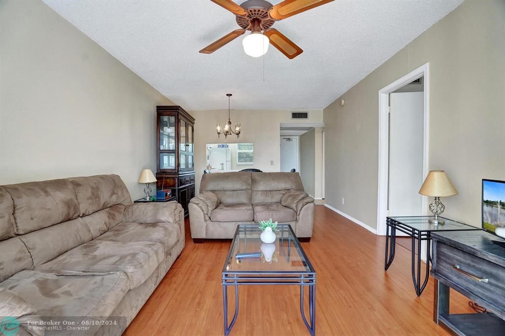 For Sale: $209,900 (2 beds, 2 baths, 970 Square Feet)