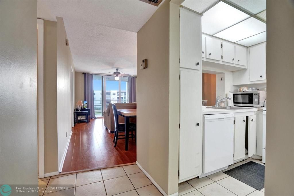 For Sale: $209,900 (2 beds, 2 baths, 970 Square Feet)
