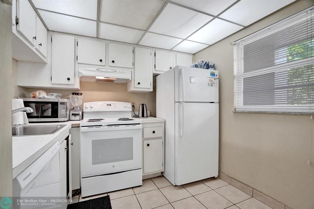 For Sale: $209,900 (2 beds, 2 baths, 970 Square Feet)