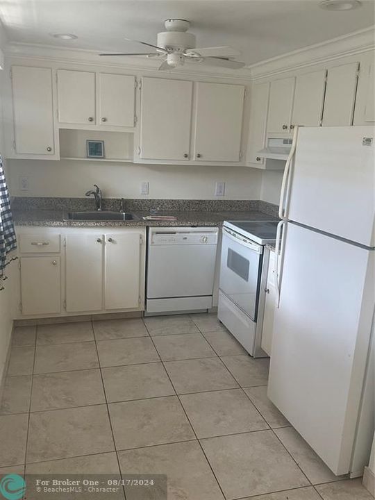 For Sale: $126,900 (2 beds, 2 baths, 883 Square Feet)