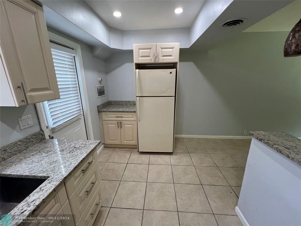 For Sale: $1,600 (1 beds, 1 baths, 1445 Square Feet)