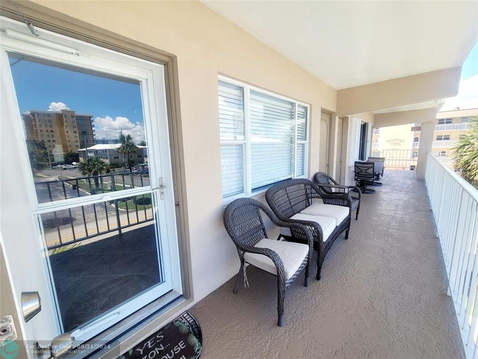 Active With Contract: $175,000 (1 beds, 1 baths, 644 Square Feet)