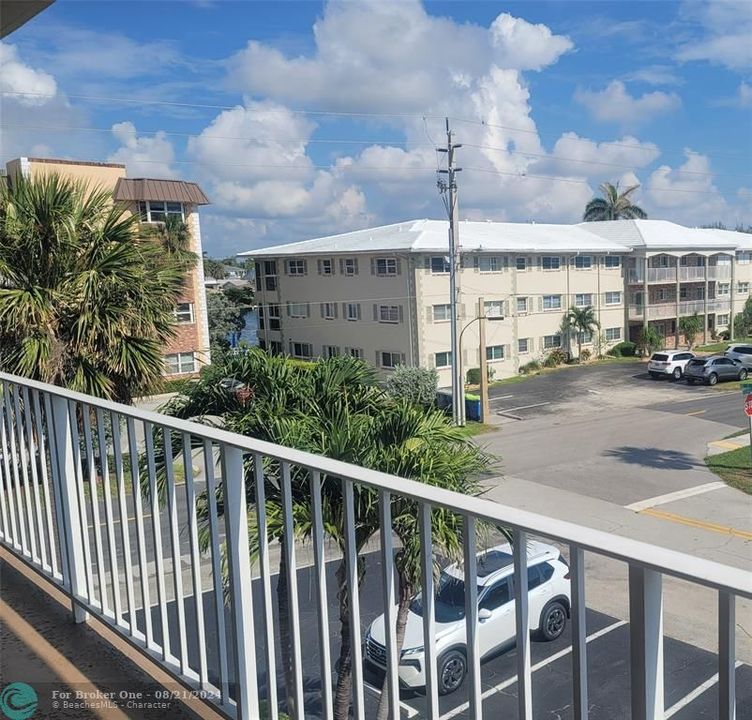 Active With Contract: $175,000 (1 beds, 1 baths, 644 Square Feet)