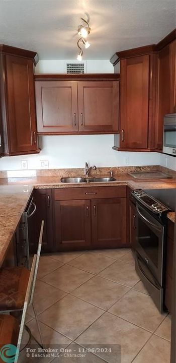 Active With Contract: $214,500 (2 beds, 1 baths, 925 Square Feet)