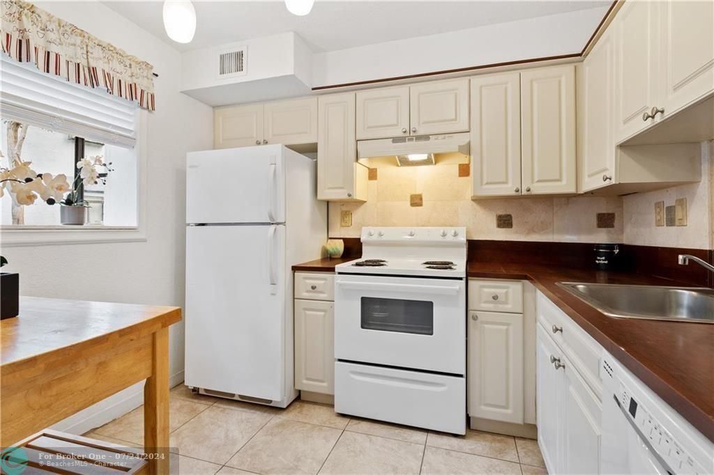 For Sale: $205,000 (2 beds, 1 baths, 950 Square Feet)