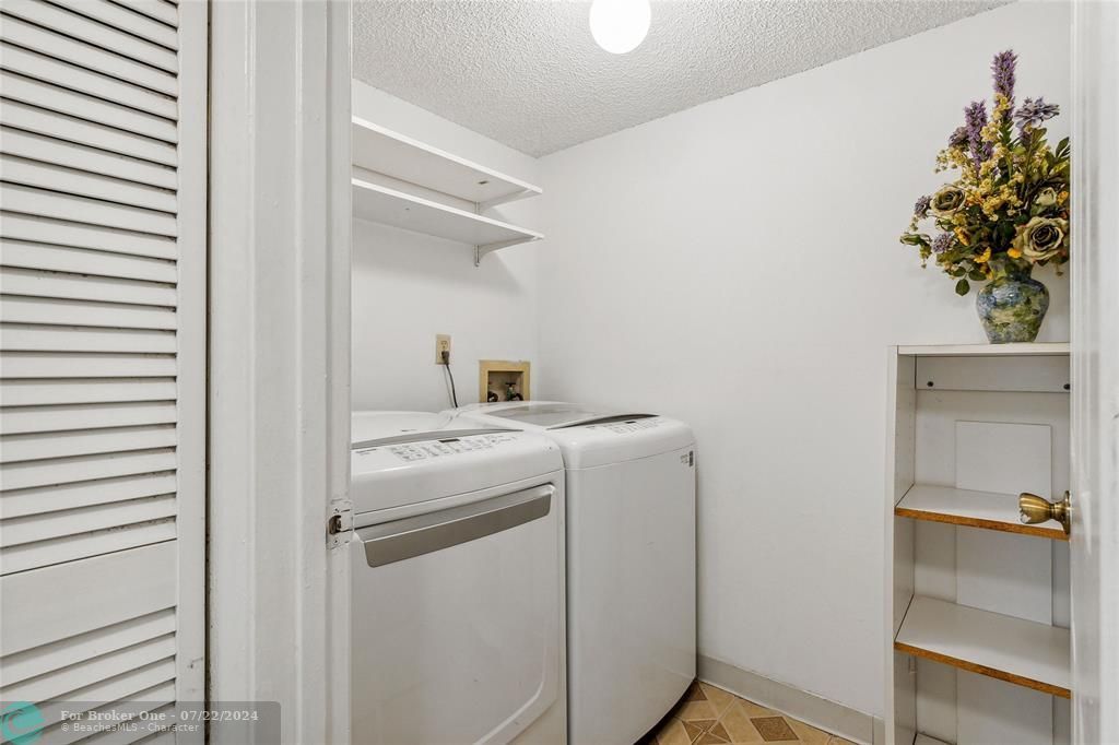 For Sale: $205,000 (2 beds, 1 baths, 950 Square Feet)