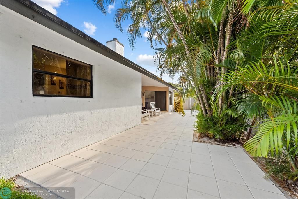 Recently Sold: $550,000 (3 beds, 2 baths, 2075 Square Feet)