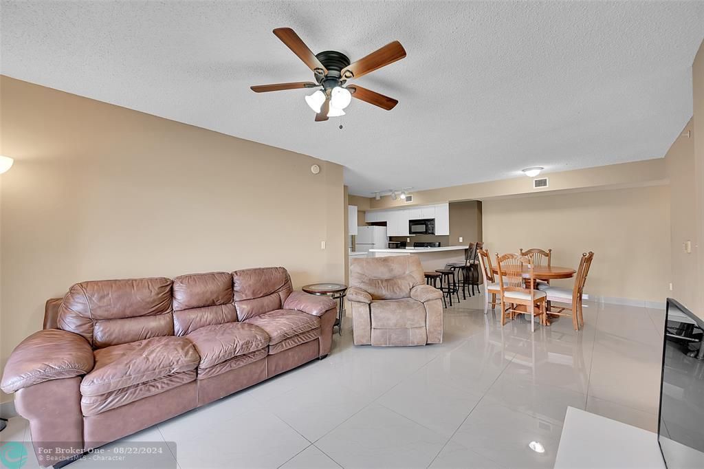 For Rent: $2,600 (2 beds, 2 baths, 1124 Square Feet)