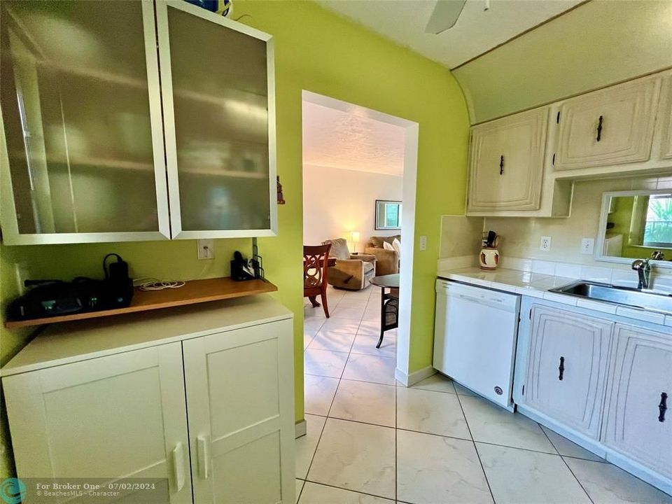 For Sale: $105,000 (1 beds, 1 baths, 748 Square Feet)