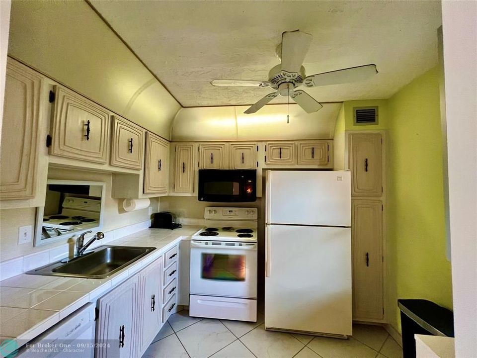 For Sale: $105,000 (1 beds, 1 baths, 748 Square Feet)