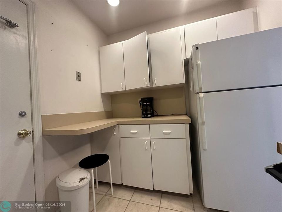 For Rent: $1,800 (2 beds, 1 baths, 1000 Square Feet)