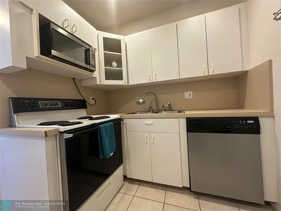 For Rent: $1,800 (2 beds, 1 baths, 1000 Square Feet)