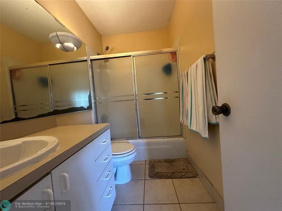For Rent: $1,800 (2 beds, 1 baths, 1000 Square Feet)