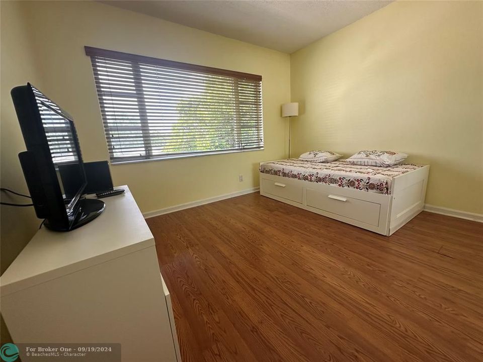 For Rent: $1,800 (2 beds, 1 baths, 1000 Square Feet)