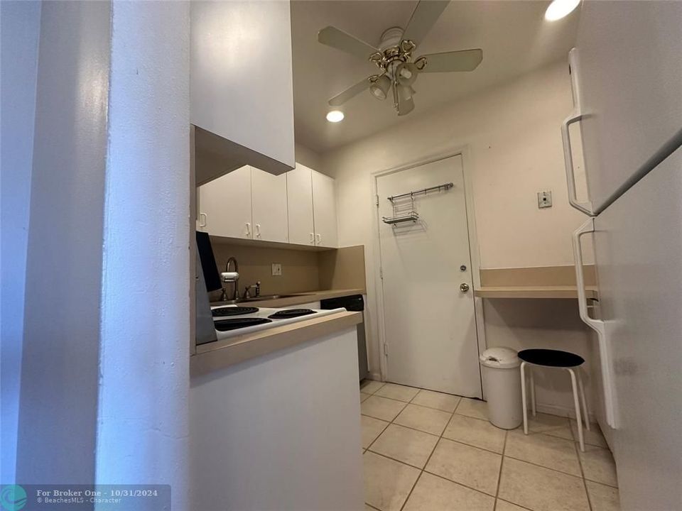 For Rent: $1,800 (2 beds, 1 baths, 1000 Square Feet)