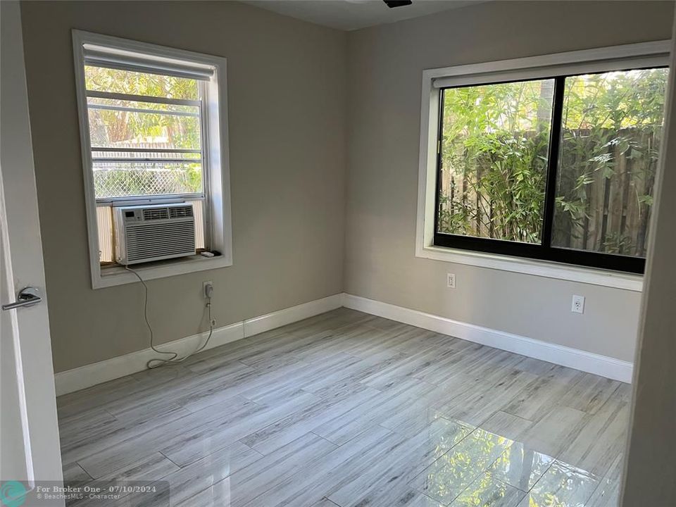 For Sale: $1,900 (1 beds, 1 baths, 3432 Square Feet)