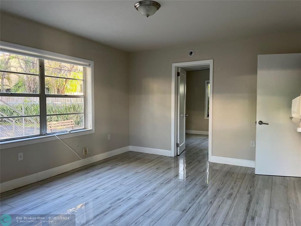 For Sale: $1,900 (1 beds, 1 baths, 3432 Square Feet)