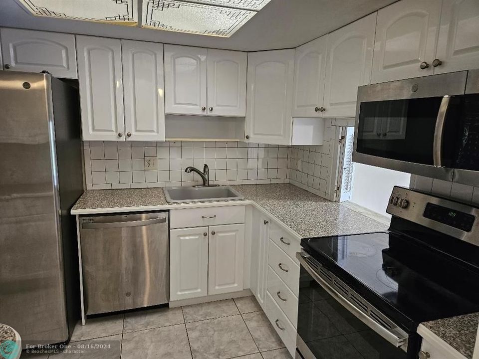 For Rent: $2,000 (2 beds, 2 baths, 960 Square Feet)