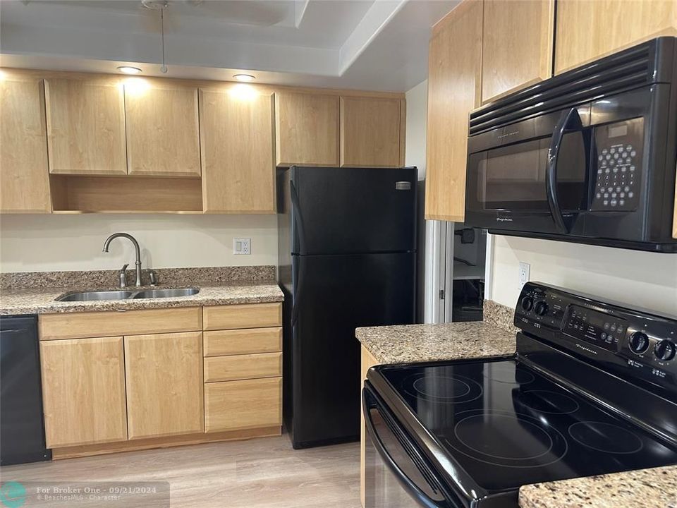 For Rent: $2,500 (2 beds, 2 baths, 959 Square Feet)