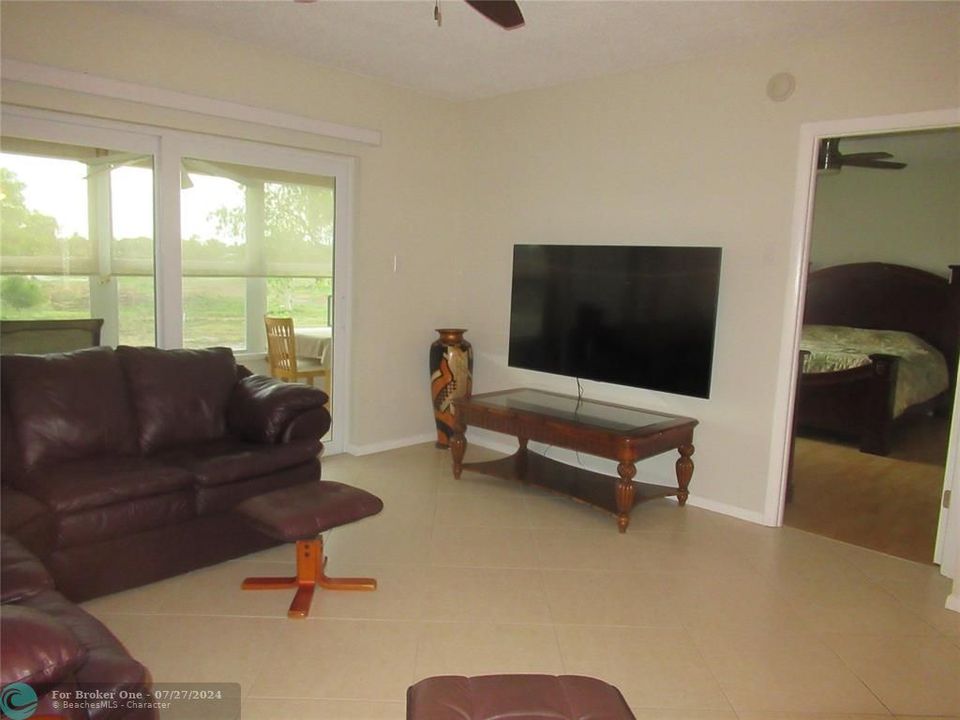 For Sale: $174,900 (2 beds, 2 baths, 990 Square Feet)
