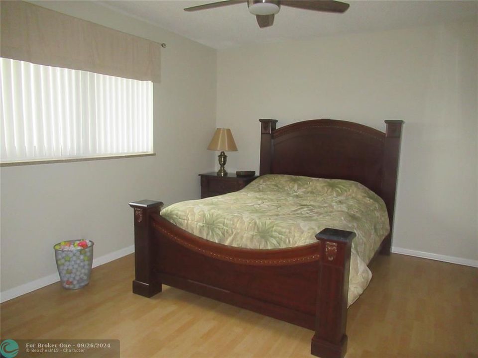 For Sale: $174,900 (2 beds, 2 baths, 990 Square Feet)