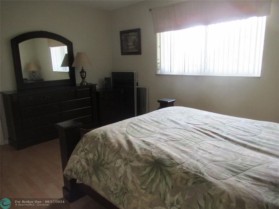 For Sale: $174,900 (2 beds, 2 baths, 990 Square Feet)