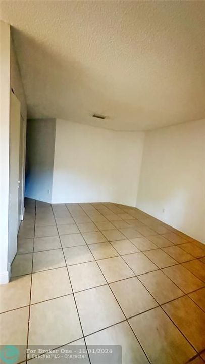 For Rent: $1,200 (1 beds, 1 baths, 240 Square Feet)