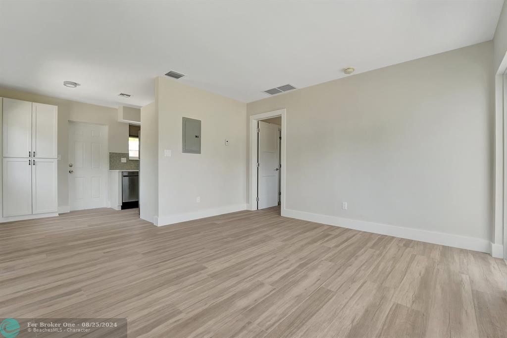 For Sale: $1,950 (1 beds, 1 baths, 575 Square Feet)