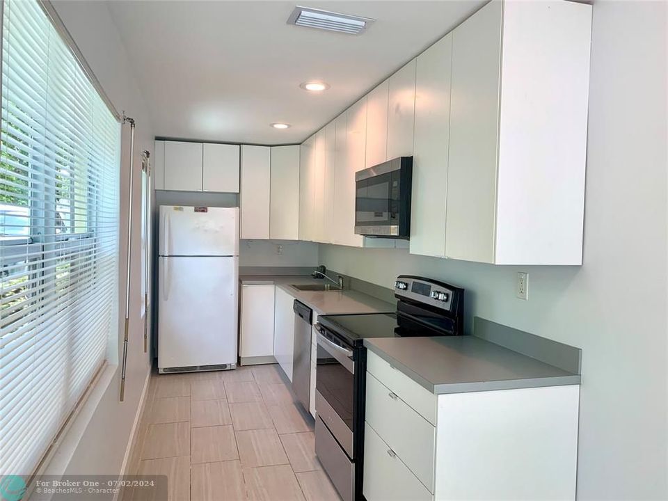 For Sale: $1,900 (1 beds, 1 baths, 1778 Square Feet)
