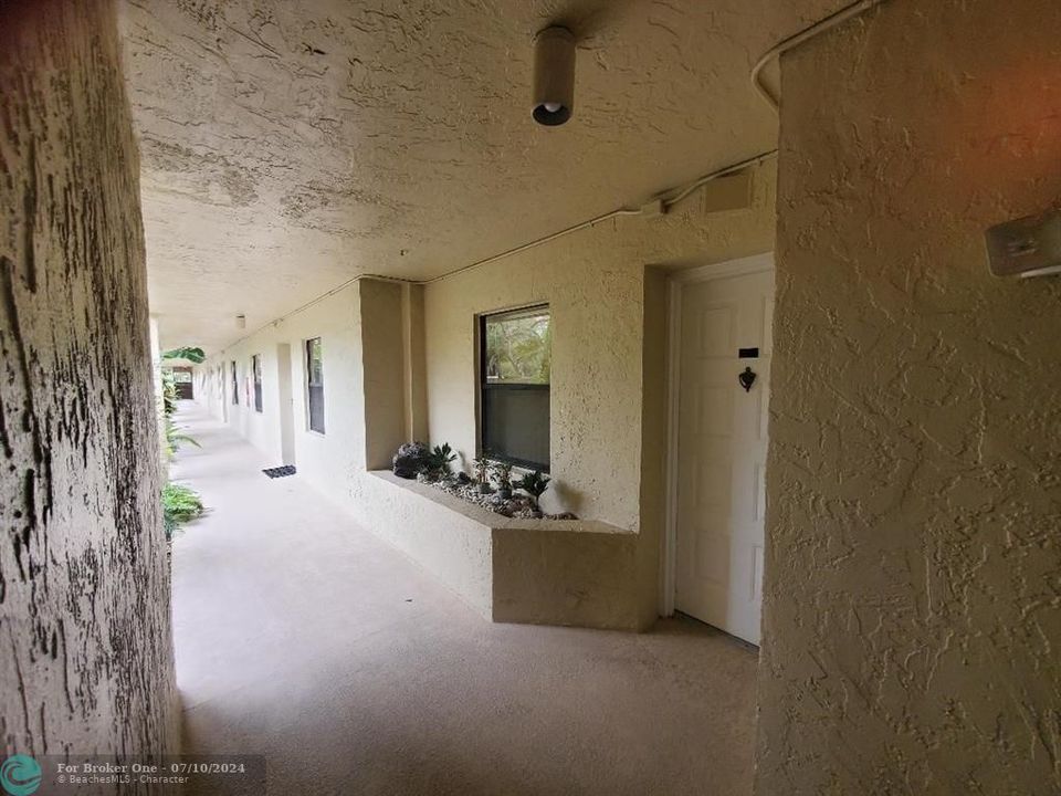 For Sale: $189,000 (1 beds, 1 baths, 690 Square Feet)